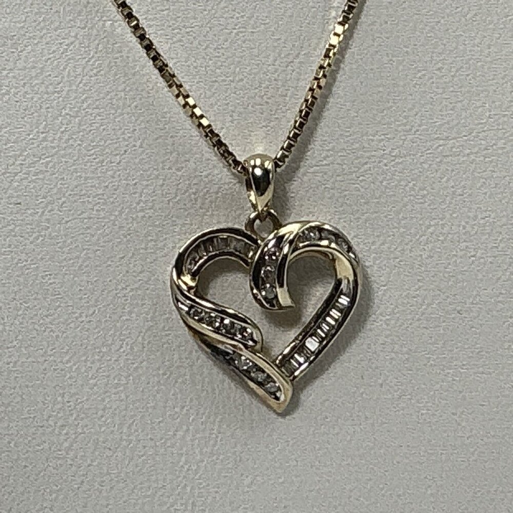 10K Yellow Gold Diamond Heart Shaped Pendant 1/4K TW 1.9 Grams 5/8”